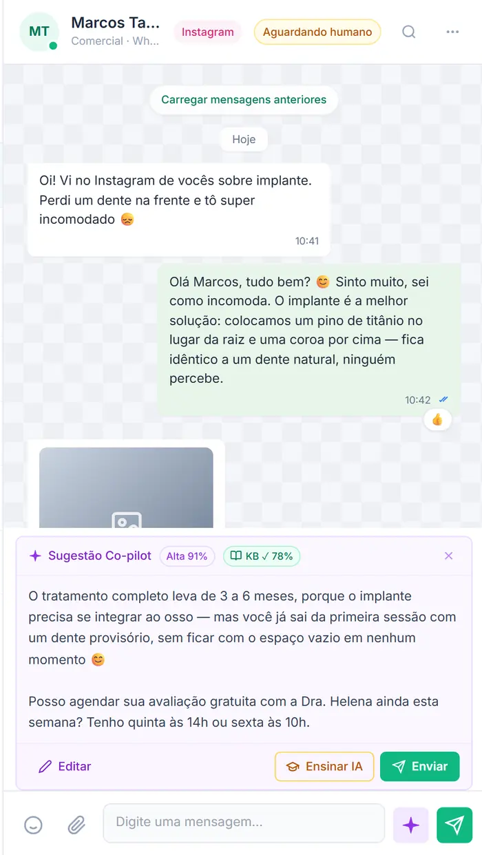 Conversa no ReceptIA com a sugestão do agente de IA pronta para o atendente revisar e enviar